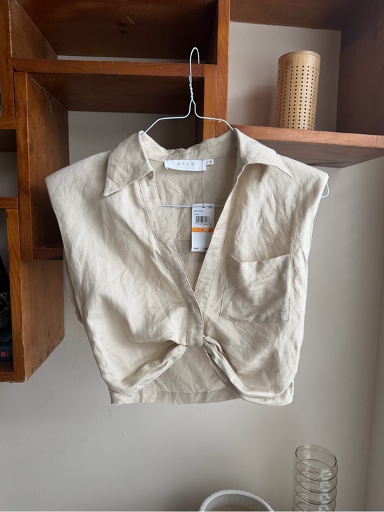 Astr Tops - NWT ASTR Kathlyn Crop Top Linen (Khaki | Small)